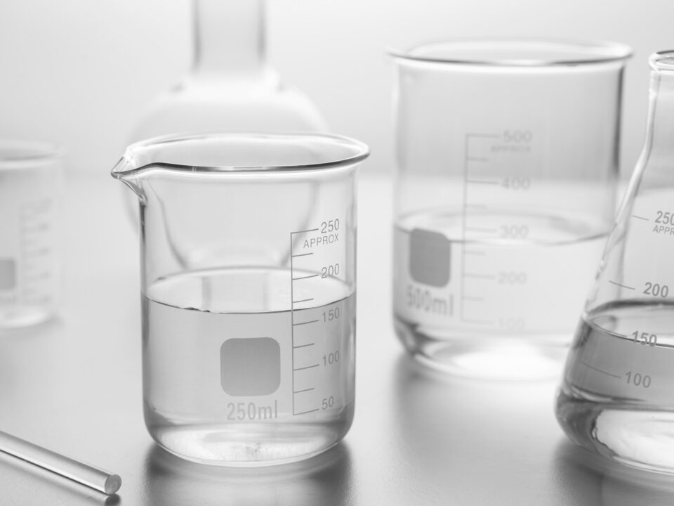 solvente de vinilico em um recipiente de vidro